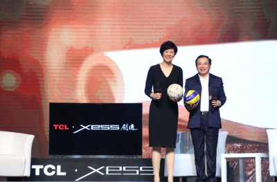 中國女排主教練郎平與TCL集團董事長、CEO李東生共同發布XESS電視產品