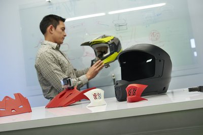Center for Advanced Design公司利用 F370 3D 打印機制作的摩托車頭盔原型正在接受設計驗證