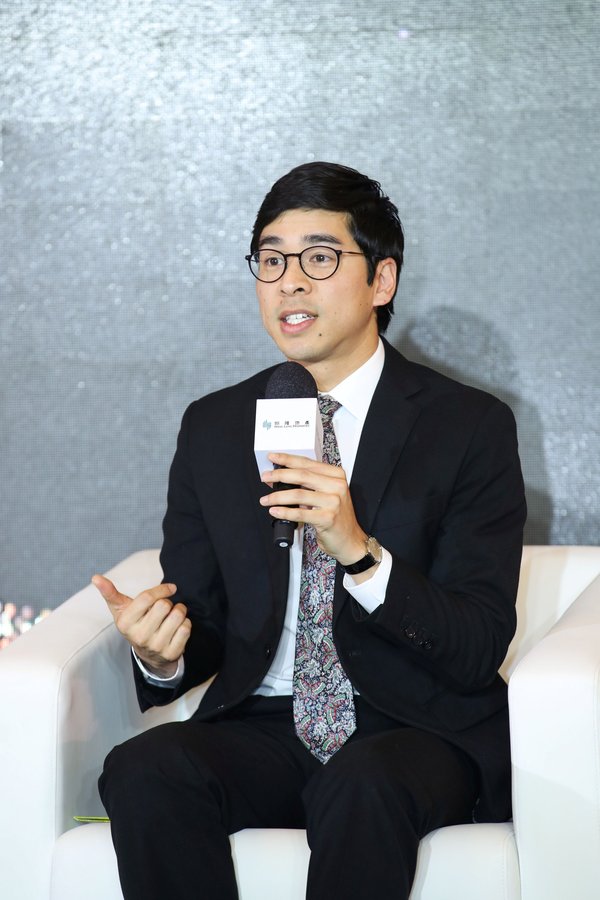 恒隆地產執行董事陳文博先生在〝恒隆商戶服務獎〞頒獎典禮暨座談會上，與多位業界翹楚一同剖析現時千禧一代與Z世代主導的精品服務消費趨勢，并闡釋恒隆面對這新沖擊的策略與措施。