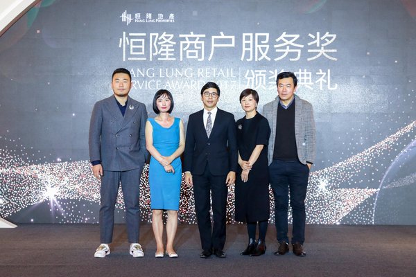 恒隆地產執行董事陳文博先生（中）、畢馬威中國消費品零售行業主管合伙人錢亦馨女士（右二）、ELLE編輯副總監賴忠苑先生（右一）、資深神秘顧客調查組織代表顧謹女士（左二）、及知名時尚博主吉良先生（左一）在座談會上，探討千禧一代與Z世代所主導的精品服務消費趨勢，所帶來的挑戰和機遇。