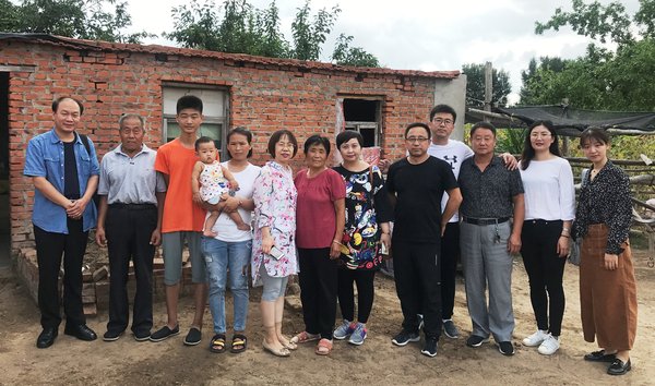 李錦記希望廚師項目小組赴遼寧省阜新市彰武縣申請人白宇（左三）家進行家訪