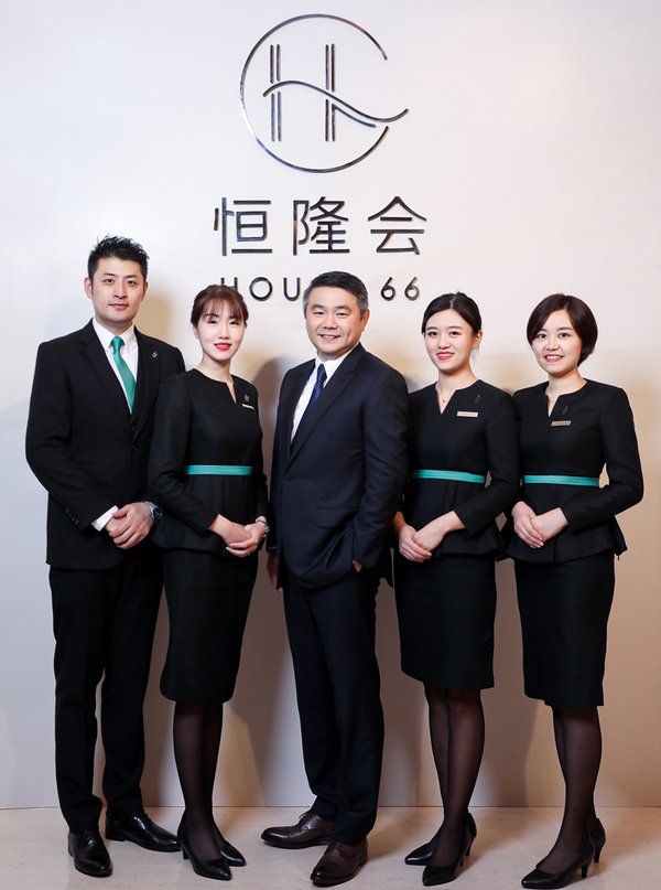 恒隆地產行政總裁盧韋柏先生（中）公布“恒隆會”正式推出。