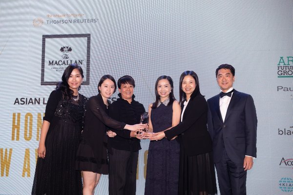 于第17屆2018年亞洲法律雜志香港法律獎上，恒隆地產董事 - 總法律顧問及公司秘書甄嘉雯女士（左三）及公司的法務團隊接受“年度最佳公司律師團隊 -- 建造及房地產”殊榮。