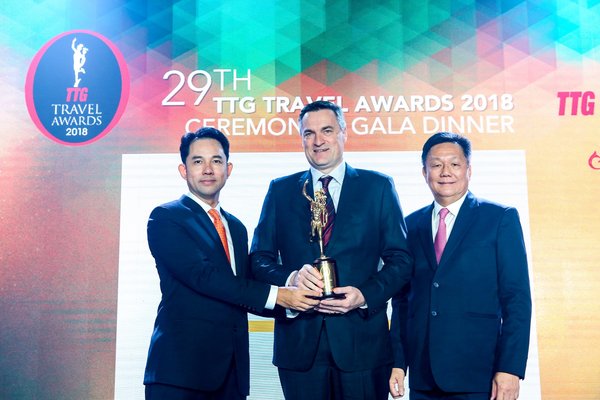 (l-r)  Guest of honour, Mr Itthiphol Kunplome, Vice Minister of Tourism and Sports, Thailand, presents Mr Nicholas Waring, Director of Franchise Development, Hertz Asia Pacific, with the Hall of Fame accolade alongside Mr Darren Ng, Managing Director of TTG Asia Media (right).