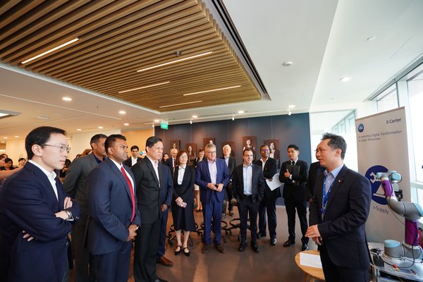 (Left to right) Dr. Beh Swan Gin, Chairman of the Singapore Economic Development Board; Mr. Magesvaran Suranjan, President, P&G Asia Pacific and Indian Subcontinent, Middle East and Africa and Mr. Chan Chun Sing, Minister for Trade and Industry are visiting the P&G E-Center 2.0, an expansion of the existing digital innovation program that is designed to place Singapore at the forefront of digital transformation and train employees to become future ready.