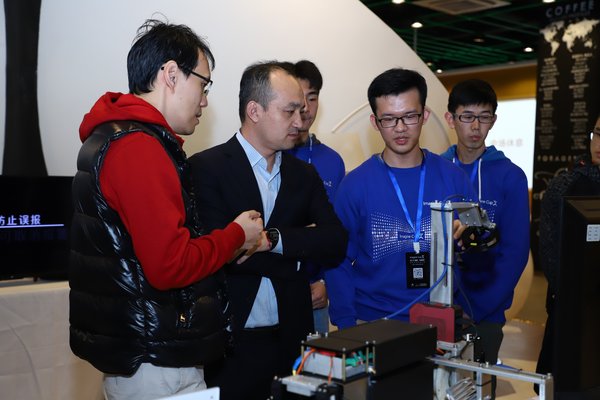 微軟中國市場拓展及戰略合作總監胡偉（左二）及微軟中國政府事業部大灣區客戶代表任曉明（左一）了解學生產品情況