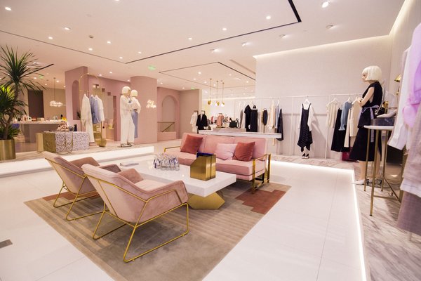 Lily商務時裝南京西路超級智慧門店