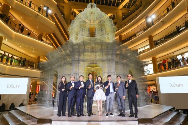 恒隆地產行政總裁盧韋柏（左三）、恒隆地產執行董事陳文博（右二）、恒隆地產執行董事陳家岳（右一）、恒隆地產董事─租務及物業管理彭兆輝（左二）、上海的恒隆廣場總經理胡惠雅（左一）與吳彥祖（左四）、Edoardo Tresoldi（右三）、張雨綺（右四）舉杯慶祝上海的恒隆廣場鞏固其內地奢侈品品牌集中地HOME TO LUXURY的定位。