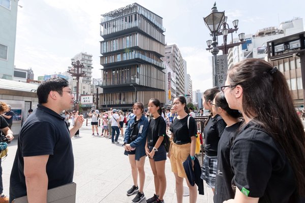 勝出〝建筑導賞路線設計比賽〞的冠軍隊伍，在恒隆建筑師張宇翔（左一）帶領下完成東京建筑導賞團，欣賞多項當代建筑大師的作品。