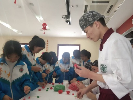高二希望廚師張紅雨教中小學生制作面塑玫瑰花