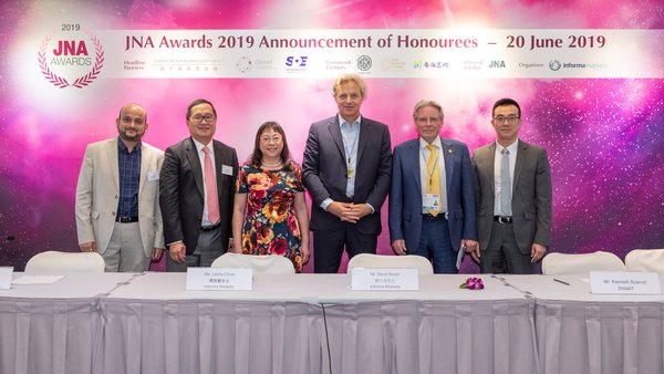 (左起) KGK集團Abhishek Parekh先生、周大福珠寶集團孫志強先生、Informa Markets周美麗女士、Informa Markets龐大為先生、巴林珍珠與寶石機構Kenneth Scarratt先生、粵海置地控股有限公司劉正先生