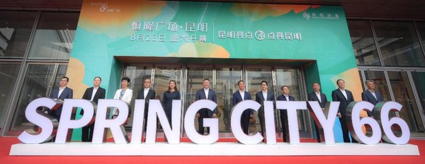 Hang Lung Chief Executive Officer Mr. Weber Lo (6th from left), Executive Director Mr. Adriel Chan (5th from right), and other top Hang Lung management members together with Vice Mayor of Kunming, Mr. Gao Zhongjian (6th from right); Deputy Secretary of District Committee of Panlong District, Kunming, Ms. Zhu Jinyu (5th from left); and other government officials and guests of honor officiate at the soft opening ceremony of Spring City 66 in Kunming.