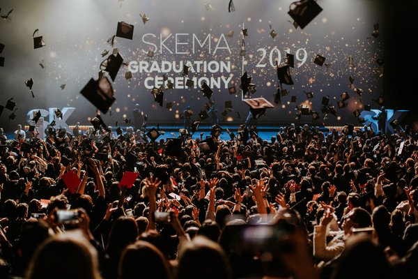 2019年在法國巴黎舉辦的SKEMA商學院畢業典禮上，數千畢業生共同慶祝這一難忘時刻！