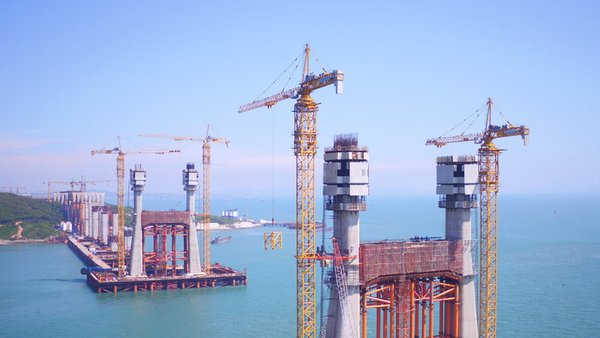Building in the “Bermuda of the East”: Zoomlion’s Tower Cranes Complete Lifting Operations for the World's Longest Road-rail Cross-sea Bridge