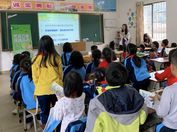 孩子們在課堂上認真聽講