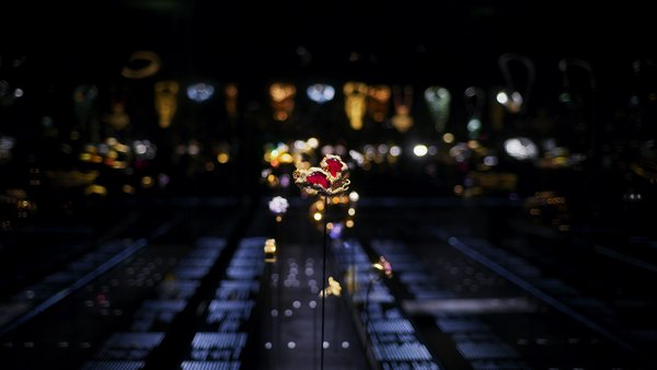 CINDY CHAO The Art Jewel首件年度蝴蝶“紅寶側飛蝴蝶胸針”被巴黎裝飾藝術博物館納為館藏