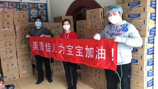 孝感市曬書臺社區婦聯主席朱翠萍（居中者）接收愛心物資