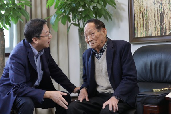 中國網總編輯王曉輝（左）對話共和國勛章獲得者袁隆平（右）