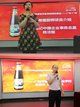 李錦記中國企業事務總監賴潔珊與廣州市旅游商務職業學校教務科科長冷耀軍在介紹項目，并為候選學生送上鼓勵