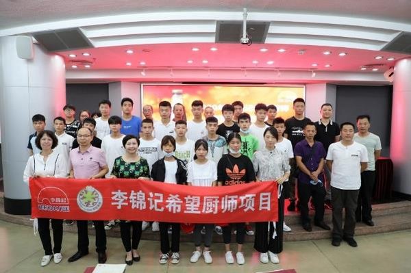 招生小組與候選學生、家長合照留念