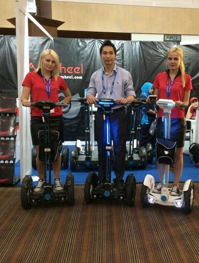 Xe ?i?n m?t bánh c?a Airwheel xu?t hi?n t?i Tri?n l?m Hàng h?i và Hàng kh?ng Qu?c t? Langkawi (LIMA)