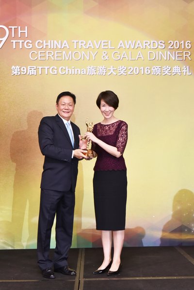 酒店經理李儼女士代表大連君悅酒店領獎
