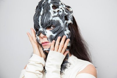 BJ?RKがバーチャルリアリティ?パフォーマンスで、NERI OXMAN氏とMEDIATED MATTERグループのデザインによるストラタシス 3Dプリント?マスクを使用