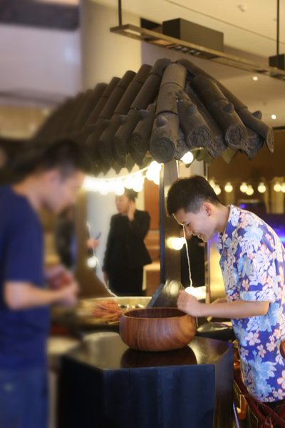 臺灣經典街頭游戲“擲骰子贏香腸”