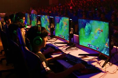 學生戰隊正在使用搭載英特爾酷睿i7處理器PC進行對戰