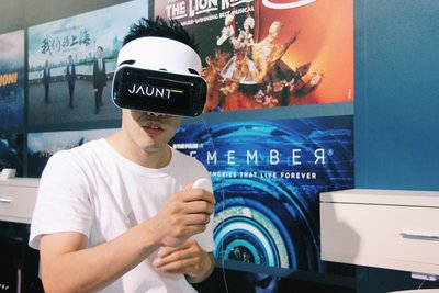 用戶正在體驗JauntVR的中文版App