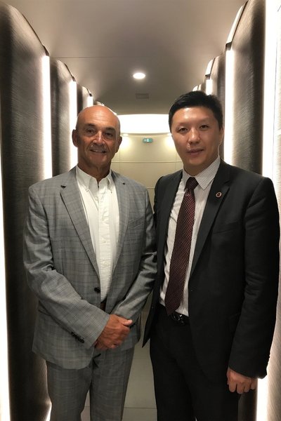 787夢想商務機設計師Jacques PIERRE JEAN先生與金鹿公務副總裁方新宇先生現身機上禪意走廊