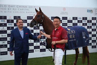 北京諾金酒店總經理盧毅俊先生為劉詩來先生的駿馬頒發諾金酒店“較佳馬匹獎”