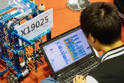 MakeX總決賽現場參賽選手在進行機器人編程