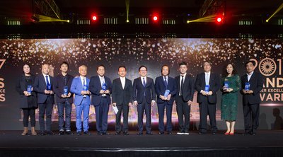 于第五屆金沙卓越供貨商頒獎禮上，金沙中國有限公司總裁王英偉博士（右六）及威尼斯人澳門股份有限公司采購及供應鏈管理副總裁崔宰弘（左六）頒獎予十家表現突出的獲獎供貨商代表。