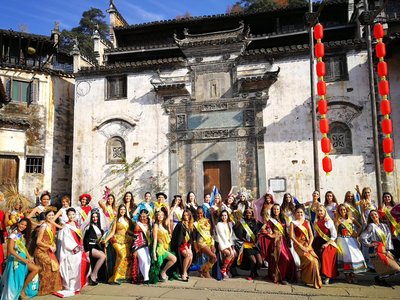 Miss Tourism Queen of the Year Internationalのツアーが中國の黃陵村を訪問