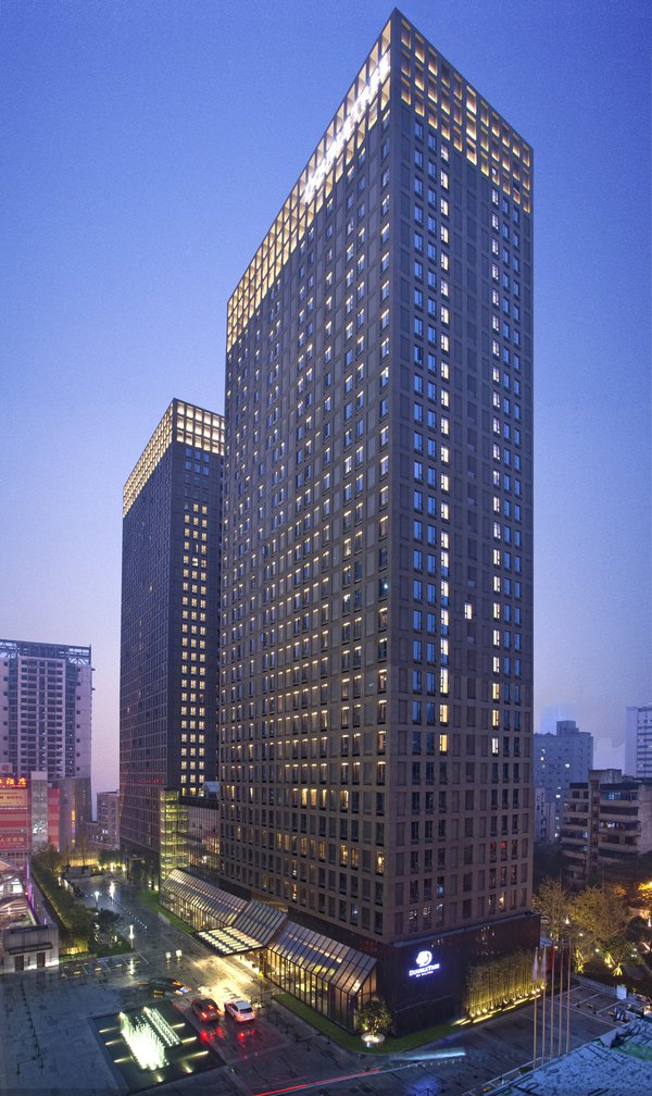重慶江北希爾頓逸林酒店發起藝術 + 情侶“照片”征集活動