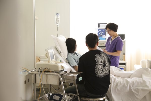 助產士在產婦待產過程中為其與家人詳細解釋注意事項