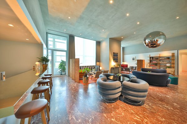 The Lounge at Plaza 66 is furnished with extraordinary design pieces, combining quality and creativity. A sense of contemporary elegance comes through the use of unexpected colors, materials, and patterns. This not only fulfills functional needs, but also enriches the aesthetic sense of this special privileged place for members of “HOUSE 66”.