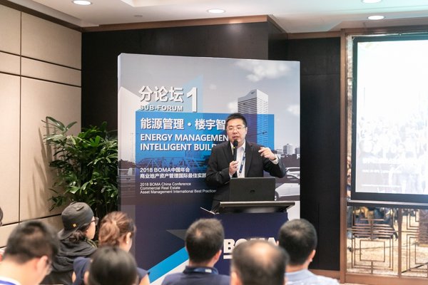  施耐德電氣能效樓宇事業部業務發展總監周洪睿發表演講