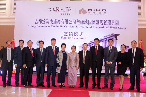 圖為：柬埔寨金邊綠地鉑瑞酒店簽約儀式