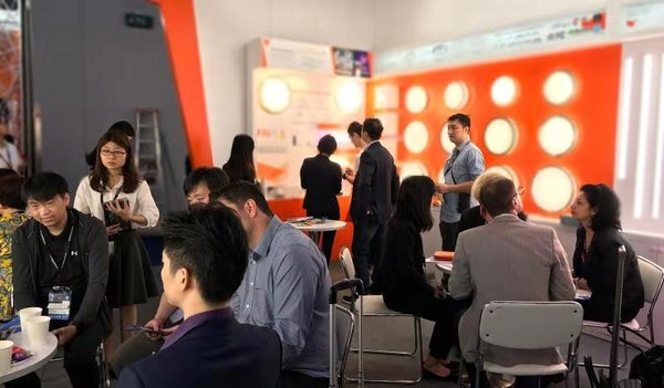 智能時代聚焦全球 佛山照明亮相香港國際秋季燈飾展
