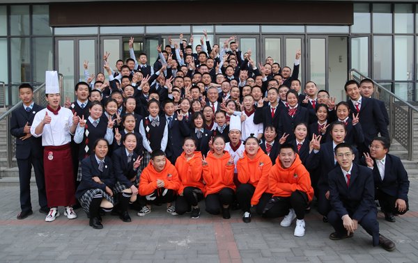 2018年11月，李錦記醬料集團主席李惠中先生親切看望北京希望廚師