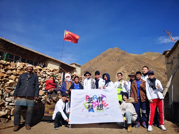 藝術家沈敬東、范學宜、高孝午、劉子寧老師與I DO 基金會及僑福芳草地的工作同仁前往西藏那曲縣，到優秀學生家家訪，給予鼓勵及支持。