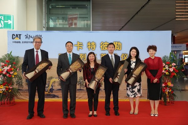 卡特彼勒冠名列車成都出發  工程機械實干家與中國高鐵并肩前行