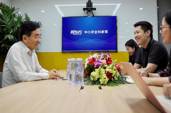 張連仲教授與新東方小學英語研發團隊溝通交流