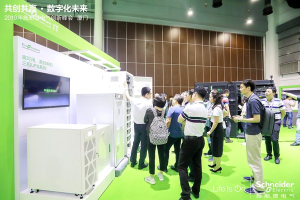 施耐德電氣關鍵電源業務展區新推出的銀河系列以及Easy系列UPS備受矚目