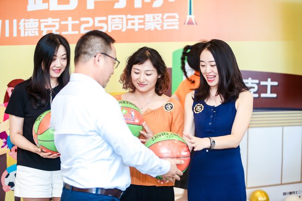 四川德克士25周年紀念明信片全城首發 熊貓YOYO與德克士聯手賣萌了
