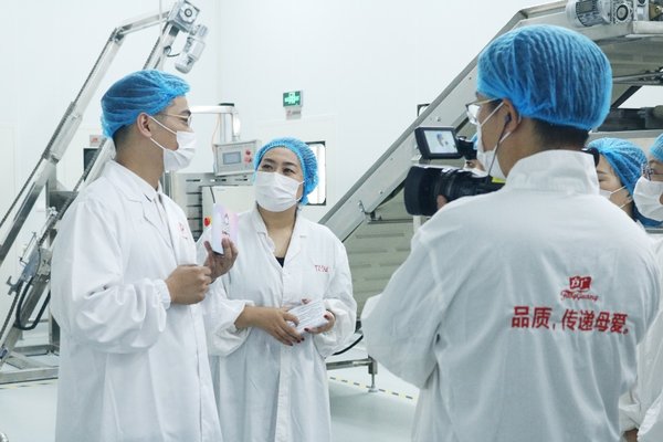 “媽媽找茬團”在餅干車間參觀