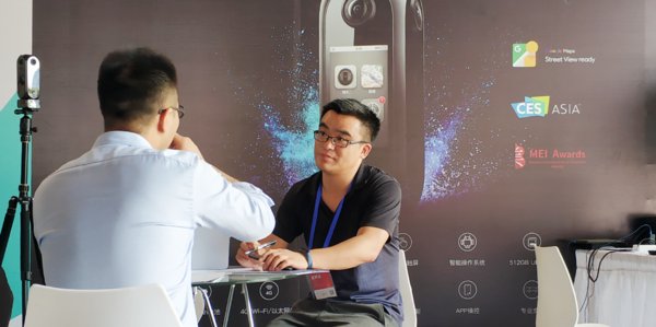 現場工作人員介紹智慧全景方案