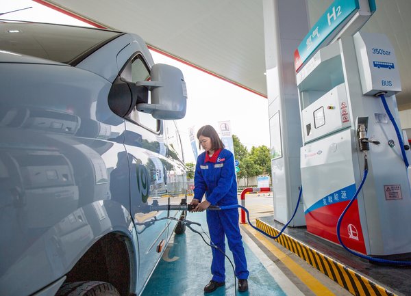 Sinopec recycles the former gas station to create a secondary energy complex which combined petrol and hydrogen fueling.